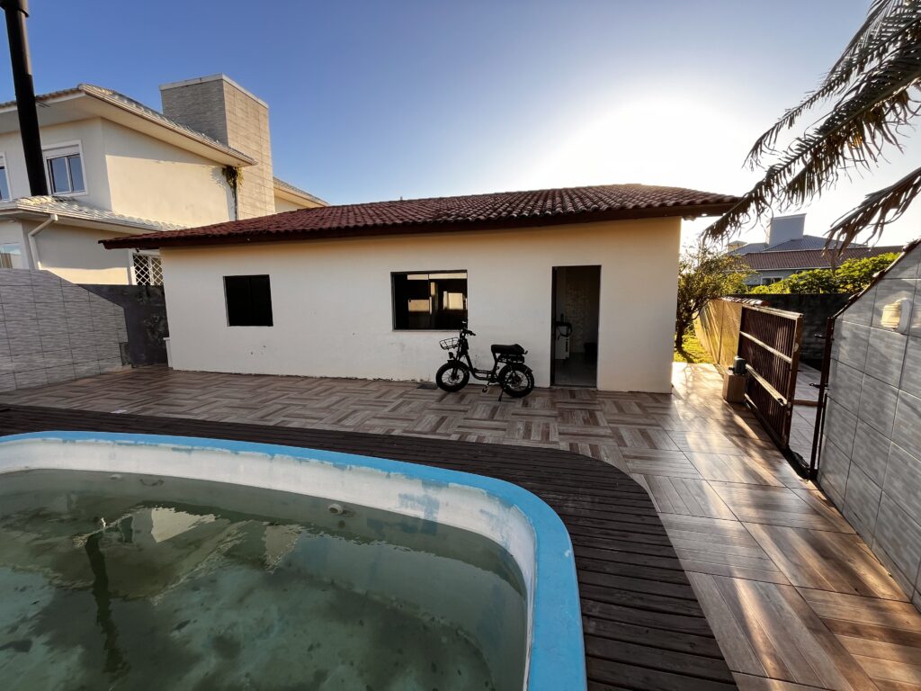 Residência HC — área externa antes da reforma Área externa e piscina da Residência HC antes da reforma
