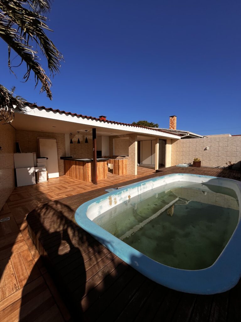 Residência HC — piscina antes da reforma Piscina, deck e espaço gourmet da Residência HC antes da reforma